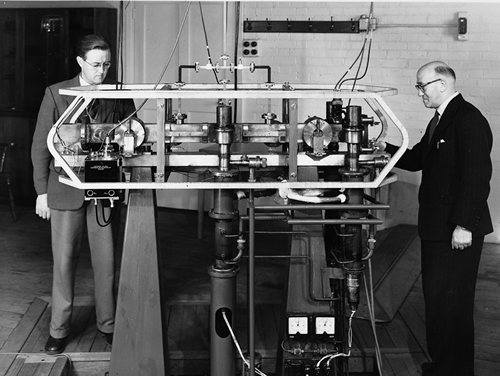 The first NPL Caesium atomic clock with Louis Essen (right) and colleague Jack Parry in 1955